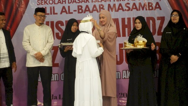 Bupati Luwu Utara Indah Putri Indriani menghadiri wisudah santri SDIT Ulil Al-Baab.(ist)