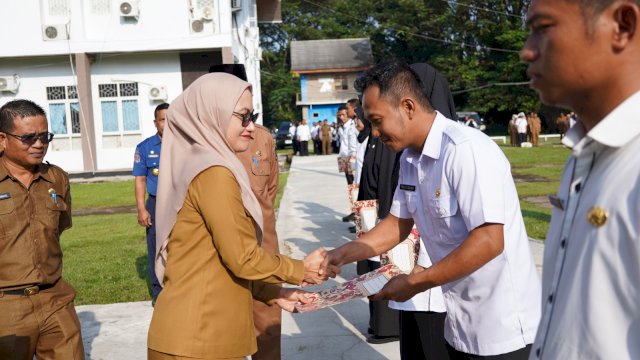 Bupati Luwu Utara Indah Putri Indriani menyerahkan SK PPPK kepada salah satu pegawai PPPK lingkup pemerintah Daerah Kabupaten Luwu Utara.(ist)