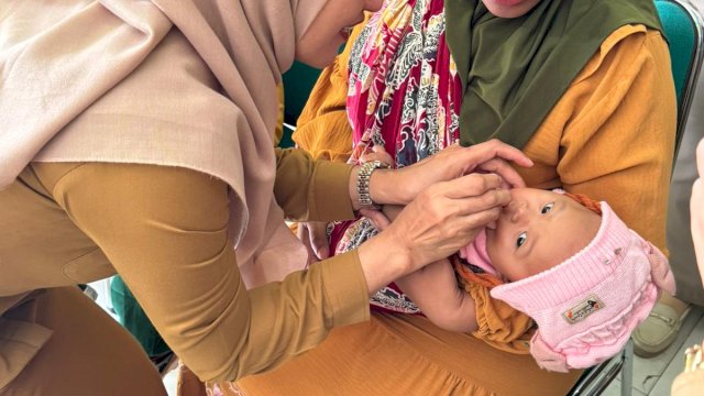 Bupati Luwu Utara Indah Putri Indriani saat memantau Hari pertama pelaksanaan Pekan Imunisasi Nasional (PIN) Polio.(ist)