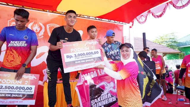 Bupati Luwu Utara Indah Putri Indriani menyerahkan hadiah kepada pelari tercepat di ajang Masamba Run 2024.(ist)