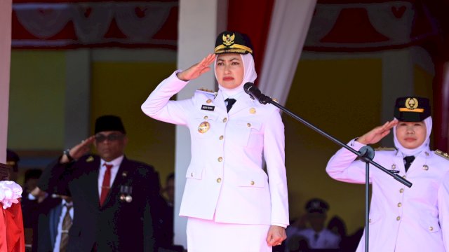 Bupati Luwu Utara Indah Putri Indriani saat memimpin upacara peringatan HUT Ke-79 RI di Lapangan Taman Siswa Masamba.(ist)