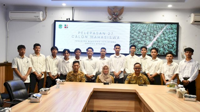 Bupati Luwu Utara Indah Putri Indriani melepas 27 calon mahasiswa penerima Beasiswa kerja sama dengan BPDPKS di Command Center, Kantor Bupati Luwu Utara. Senin (26/08/2024). (ist)