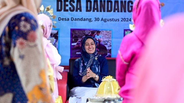 Bupati Luwu Utara Indah Putri Indriani saat menghadiri launching desa ramah perempuan dan anak di Desa Dandang. (*)