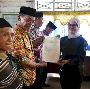 Indah Putri Indriani Serahkan 151 Sertifikat Tanah Untuk Warga Lodang Kecamatan Seko