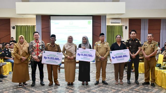 Bupati Luwu Utara Indah Putri Indriani menyerahkan bantuan perlindungan kepada pekerja rentan bersama BPJS Ketenaga Kerjaan. (ist)
