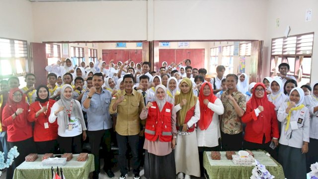 Bupati Luwu Utara Indah Putri Indriani saat membuka Orientasi PMR di SMA 4 Bone-bone.(ist)
