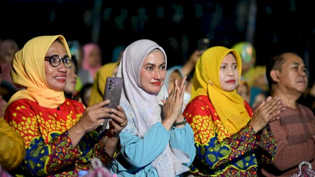 Bupati Luwu Utara Indah Putri Indriani (tengah) saat menghadiri Jambore PKK di Desa Lantang Tallang. (ist)