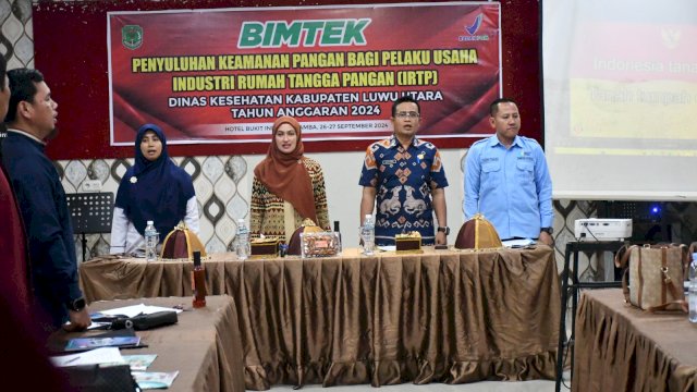 Bupati Luwu Utara Indah Putri Indriani saat menghadiri Bimtek Pangan bagi pelaku usaha Industri Rumah Tangga Pangan (IRTP) di Aula Hotel Bukit Indah Masamba, Kamis (26/09/2024).