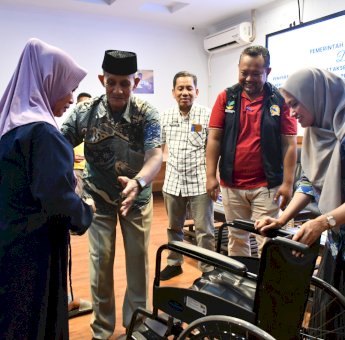 Indah Putri Indriani Serahkan Alat Bantu Untuk Disabilitas