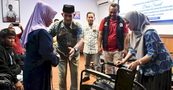 Indah Putri Indriani Serahkan Alat Bantu Untuk Disabilitas