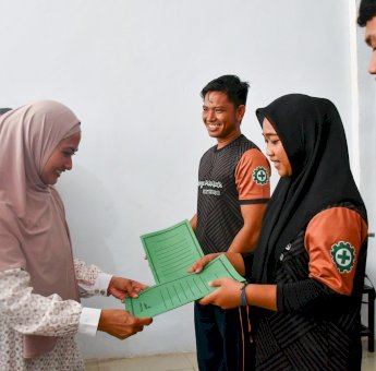 Serahkan Sertfikat LPK MTU TECNO, Indah : Bekal Di Dunia Kerja