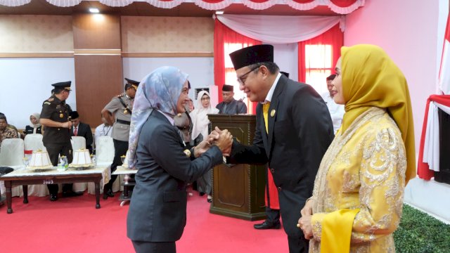 Bupati Luwu Utara Indah Putri Indriani bersalaman dengan Amir Mahmud usai dilantik sebagai Ketua DPRD Luwu Utara.(ist)