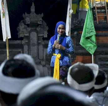 Hadiri Piodalan Kapat Ummat Hindu, Indah Putri Indriani : Rawat Kebersamaan Dalam Keberagaman