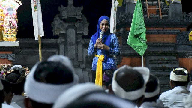 Bupati Luwu Utara, Indah Putri Indriani menghadiri Piodalan kapat dalam rangka peringatan hari lahir pura di salah satu pura di Kecamatan Mappadeceng.(ist)
