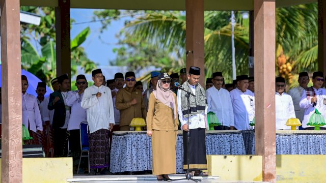 Bupati Luwu Utara Indah Putri Indriani memimpin apel peringatan Hari Santri Nasional di Sukamaju Selatan.(ist)