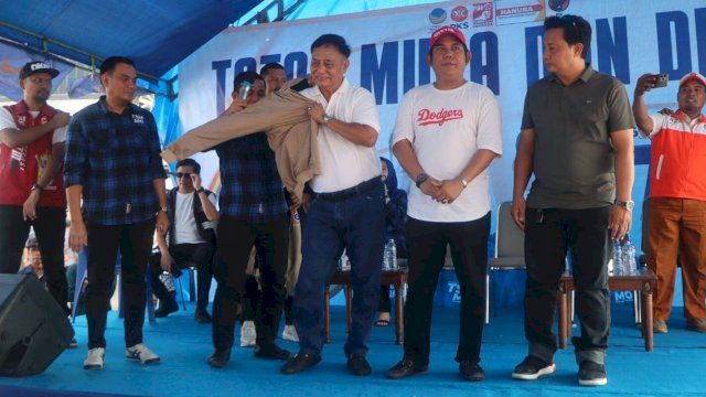 Ket : Tasming Hamid saat memakaikan jaket ke Eks Sekertaris Demokrat Parepare