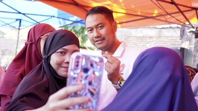 Program seragam sekolah gratis yang diusung pasangan Andi Seto Gadhista Asapa dan Rezki Mulfiati Lutfi (Seto-Rezki) mendapatkan respons positif dari masyarakat, khususnya kalangan emak-emak. (Foto: Istimewa)