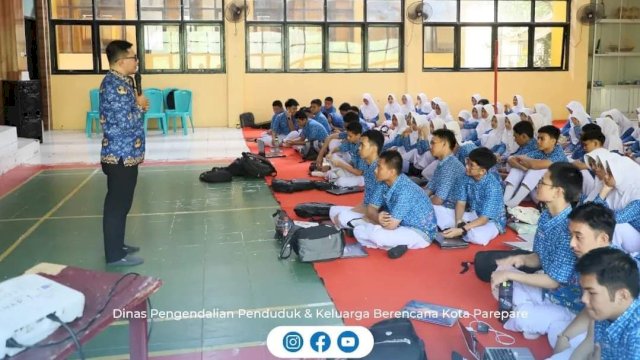 Ket : Kepala DPPKB Parepare, Amarun Agung Hamka saat jadi Pemateri di SMA 5 (Foto : Dinas PPKB Parepare)