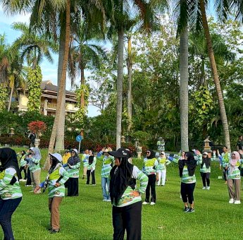 Tingkatkan Kekompakan, Dinas PPPA Kutim Selingi Bimtek dengan Senam Sehat