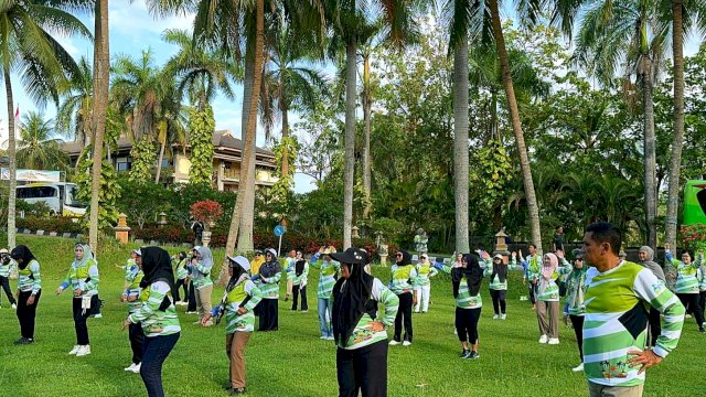 Peserta Bimtek Capacity Building Dinas Pemberdayaan Perempuan dan Perlindungan Anak (PPPA) Kutai Timur (Kutim), menggelar senam sehat.