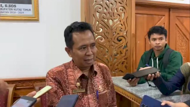 Kadisdikbud Kutai Timur, Mulyono, saat memberikan keterangan pers kepada sejumlah awak media.