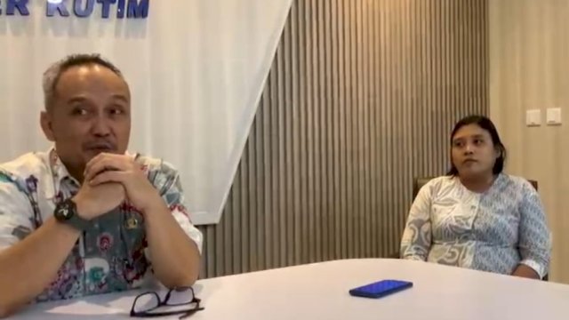 Kadis Kominfo Staper Kutim, Ronny Bonar Hamonangan Siburian didampingi Pranata Muda Diskominfo Staper Kutim, Nur Farida.