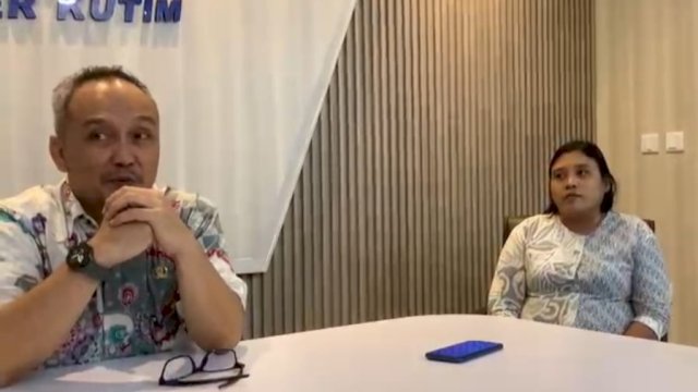 Kadis Kominfo Staper Kutim, Ronny Bonar Hamonangan Siburian didampingi Nurfarida, Pranata Humas Ahli Pertama.