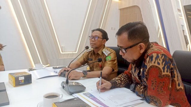 Pjs. Bupati Kutim, Agus Hari Kesuma (AHK) memimpin langsung presentasi mengenai kepatuhan badan publik di Kabupaten Kutai Timur terhadap standar Keterbukaan Informasi Publik. 