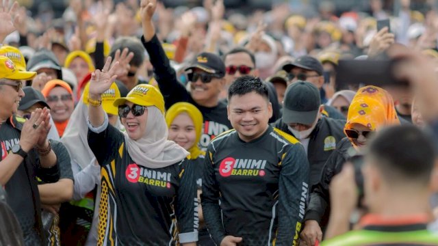Ket: Andi Ina Kartika Sari dan Abustan bersama Warga Tanete Rilau 