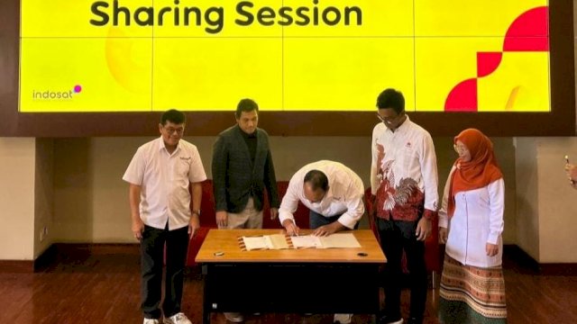 Indosat terus menunjukkan komitmennya dalam mendukung pengembangan pendidikan di Indonesia. Salah satunya dengan memberikan laboratorium teknologi kepada Unhas Makassar. (Dok. Indosat)