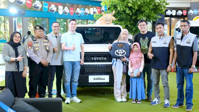 Hilda Ekayanti (kelima kanan) mewakili suaminya (Suhardi) saat menerima 1 unit Hilux Rangga melalui pengundian grandprize dari Kalla Toyota, di Atrium MaRI, kemarin. (Dok. Kalla Toyota)