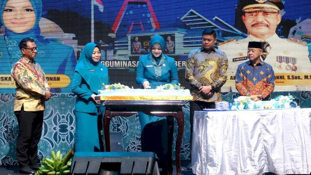 Ketua TP PKK Kabupaten Gowa Priska Paramita Adnan, didampingi Bupati Gowa Adnan Purichta Ichsan bersama Wakilnya Abd Rauf Malaganni, dan Sekretaris Daerah Kabupaten Gowa Azis Peter saat hadir dalam Puncak Perayaan HKG PKK Gowa, di Halaman Kantor Bupati Gowa, Rabu (30/10/2024) malam kemarin. (Dok. Humas Gowa)