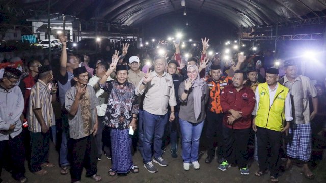 Ket: Andi Ina Kartika Sari dan Abustan saat kampanye di Desa Takakkalasi, Kecamatan Soppeng Riaja, Kabupaten Barru.