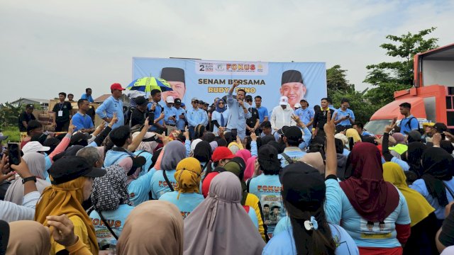 Pasangan calon Gubernur dan Wakil Gubernur Kaltim, Rudi-Seno, saat menyelenggarakan senam bersama di Rks Bandara Temindung, Samarinda, Minggu (27/10/2024). (Istimewa)