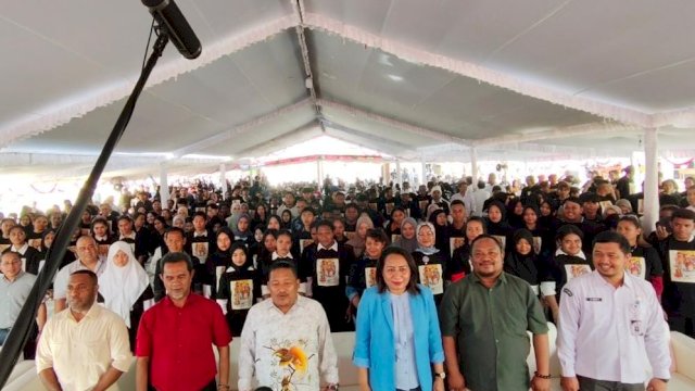 Komisioner KPU Papua Selatan bersama mahasiswa Unmus Merauke. (Foto: Hendrik Resi / Republiknews.co.id)