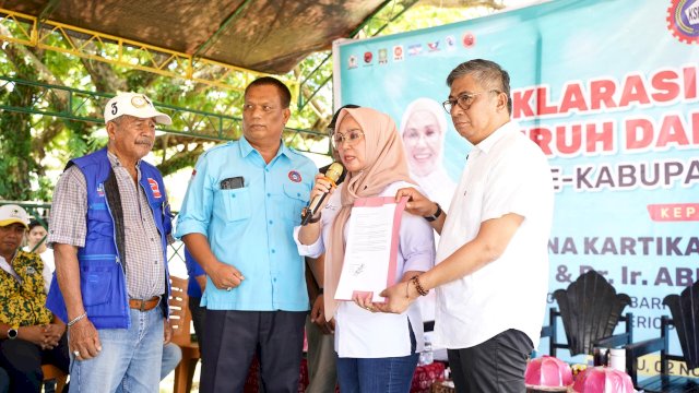 Ket: Andi Ina Kartika Sari dan Abustan dapat Dukukan Kaum Buruh di Barru
