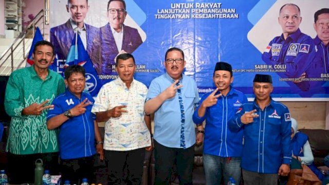 Foto bersama ketua DPD Partai Demokrat Sulsel, Ni'matullah Erbe bersama ketua DPC Partai Demokrat Bulukumba, Sabri H Colli beserta jajaran pengurus dan calon Bupati Bulukumba petahana Andi Muchtar Ali Yusuf. [Foto: IST]