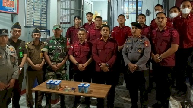 Ket:Kepala Rutan Malino, Dedy Sutriady Rijal bersama tim gabungan