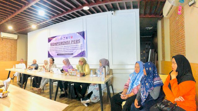 Ketua Badan Eksekutif SP-AM Suryani (tengah) saat memaparkan kondisi perempuan di Sulawesi Selatan, di sela-sela Konferensi Pers Seruan Organisasi Perempuan Sulsel untuk Pilkada 2024, kemarin. (Dok. Istimewa)
