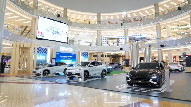 Melalui pameran Mall to Mall yang berlangsung di Atrium TSM Makassar sejak 30 Oktober hingga 3 November 2024, BYD Indonesia memperkenalkan kendaraan ramah lingkungannya ke masyarakat Makassar. (Dok. BYD Indonesia)