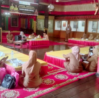 Disparbud Gowa Perkenalkan Aksara Lontara ke Guru-Guru di Museum Balla Lompoa