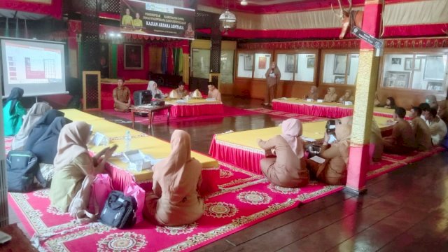Sejumlah guru dari tingkat SD dan SMP saat mengikuti kajian aksara lontara di Museum Balla Lompoa, kemarin. (Dok. Istimewa)