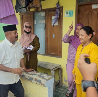 Edi Damansyah Blusukan Ditengah Hujan, Tegaskan Komitmen untuk Warga Muara Badak