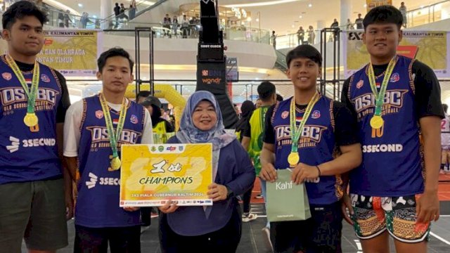 Penerimaan hadiah untuk kategori U-23 pada Kejuaraan Bola Basket 3x3 Piala Gubernur Kalimantan Timur (Kaltim). (Dok.Republiknews.co.id/Nr)