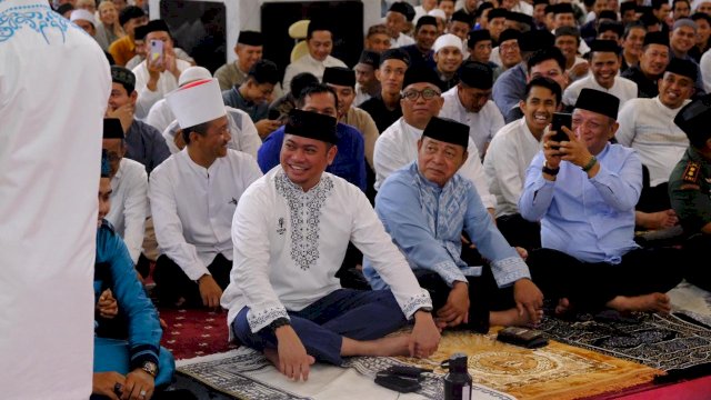 Bupati Gowa Adnan Purichta Ichsan bersama Wakilnya Abd Rauf Malaganni saat menghadiri zikir dan doa bersama di Masjid Agung Syekh Yusuf, Jumat, (08/11/2024) malam kemarin. (Dok. Humas Gowa)