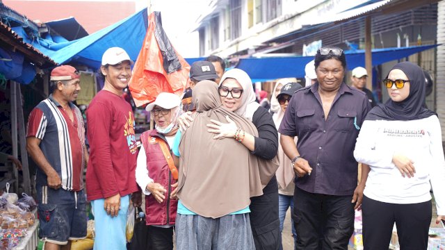 Ket: Andi Ina Kartika Sari saat bertemu warga di Pasar Palanro 
