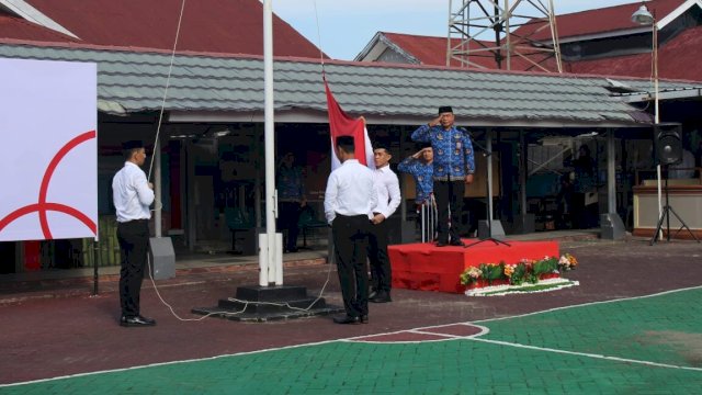 Ket: Warga Binaan Lapas Parepare jadi Petugas Pengibar Bendera Hari Pahlawan