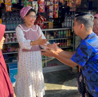 Blusukan di Lompoe, Tasming-Hermanto Tegaskan Komitmen Bantuan Pemerintah Tepat Sasaran untuk Warga