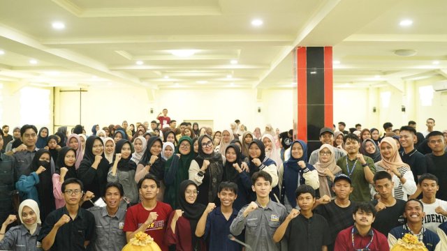 Ket: Andi Ina Kartika Sari berikan motivasi kepada pelajar 