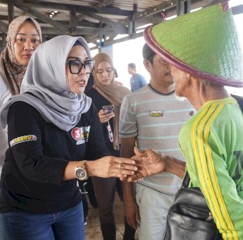 Blusukan di Pasar, Andi Ina-Abustan Disambut Hangat Warga Sumpang Binangae